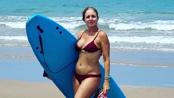 Las fotos de las vacaciones de Carla Peterson en Brasil: mar y deportes en bikini