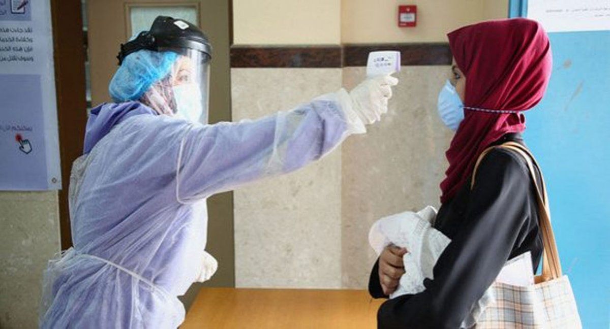Toman la temperatura a una mujer en un centro asistencial en la Franja de Gaza