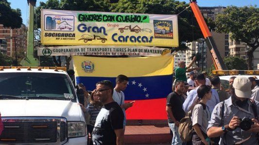 Guaidó firmó un decreto para que entre la ayuda humanitaria a Venezuela, pero Maduro resiste el ingreso y cierra la frontera