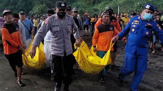 Participaron de un ritual en Indonesia y murieron ahogados arrastrados por las olas