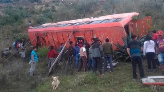 Perú: al menos 11 personas murieron y 34 resultaron heridas al caer un colectivo al abismo