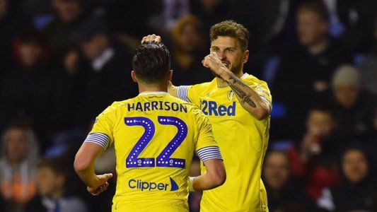 El Leeds de Bielsa goleó a Reading y quedó como único líder de la Segunda División