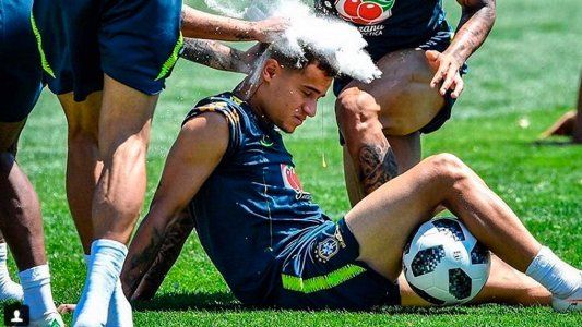 Los jugadores de Brasil esperan el debut relajados y a pura risa