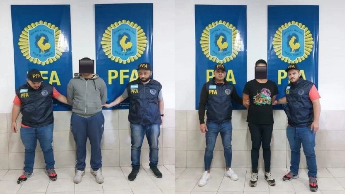 La detención de los tres falsos terapeutas a cargo del lugar durante el operativo (Foto: PFA).