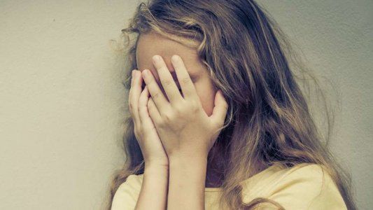 Tiene 9 años y le pidió pan a su vecino porque tenía hambre: la violó