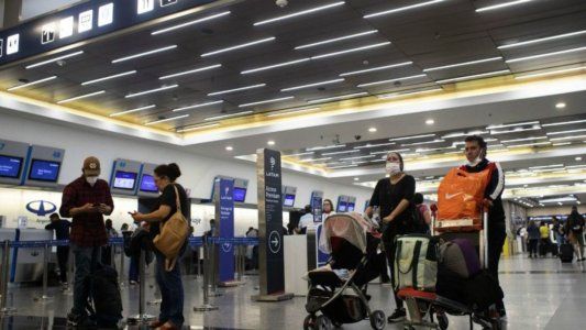 Ante las denuncias, ordenan la intervención del centro de testeos en el aeropuerto de Ezeiza