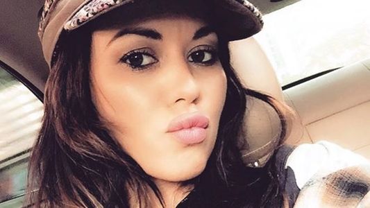 Karina Jelinek publicó una foto en topless y microtanga y ardieron las redes sociales