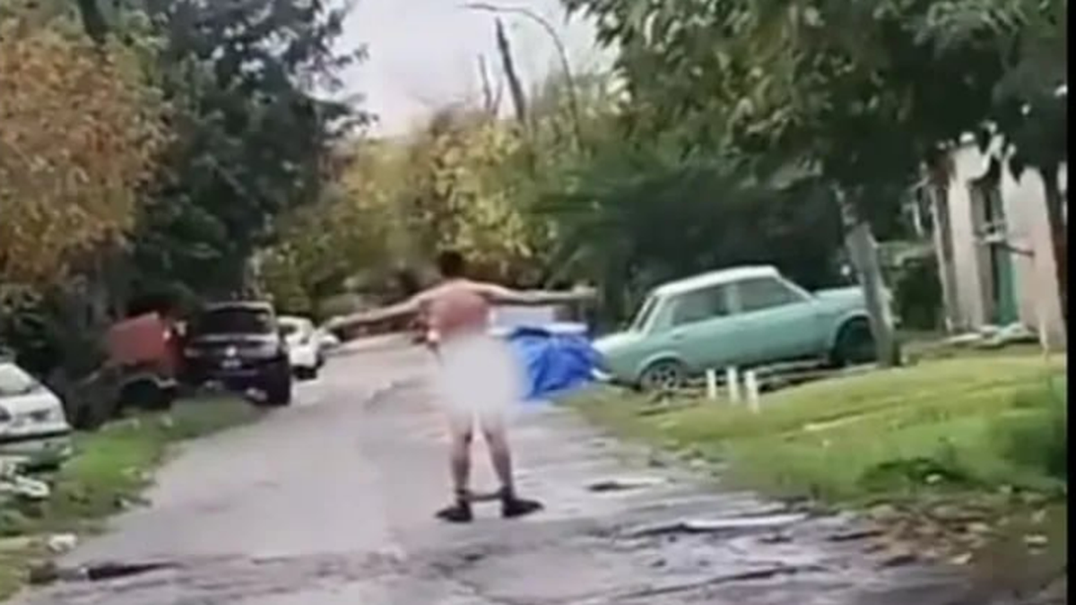 El hombre desnudo fue detenido acusado de abusar de su hija y nietos. (Foto: captura TN)