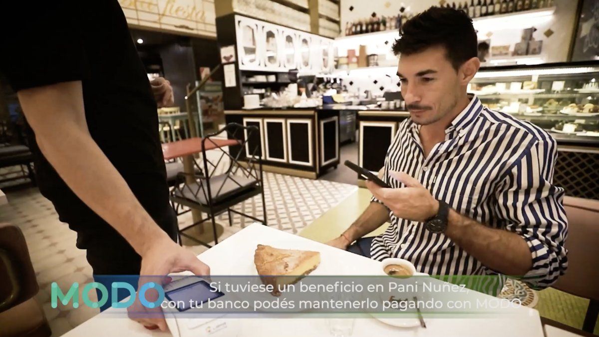 Agustín Neglia pasea por Palermo sin billetera.