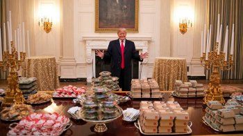 Sin cocinero por falta de presupuesto, Trump sirvió comida rápida en un evento