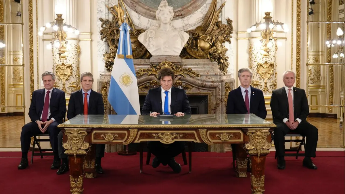 Javier Milei y su equipo económico durante la Cadena Nacional de viernes. 