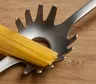 El agujero de la cuchara para pasta: para qué sirve y cuándo ayuda a medir espaguetis