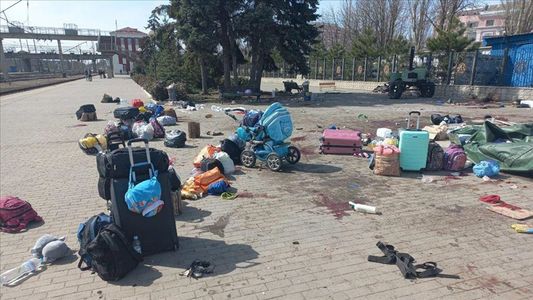 Rusia bombardeó una estación de trenes en Kramatorsk llena de civiles: hay al menos 50 muertos y 100 heridos