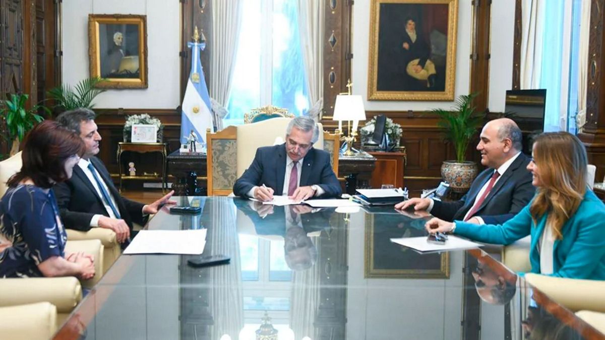Alberto Fernández junto a Mansur