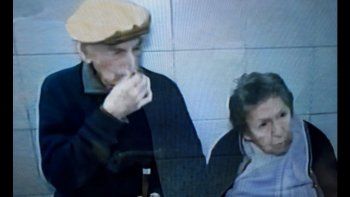 Una pareja de abuelos fue abandonada en un bar por uno de sus hijos