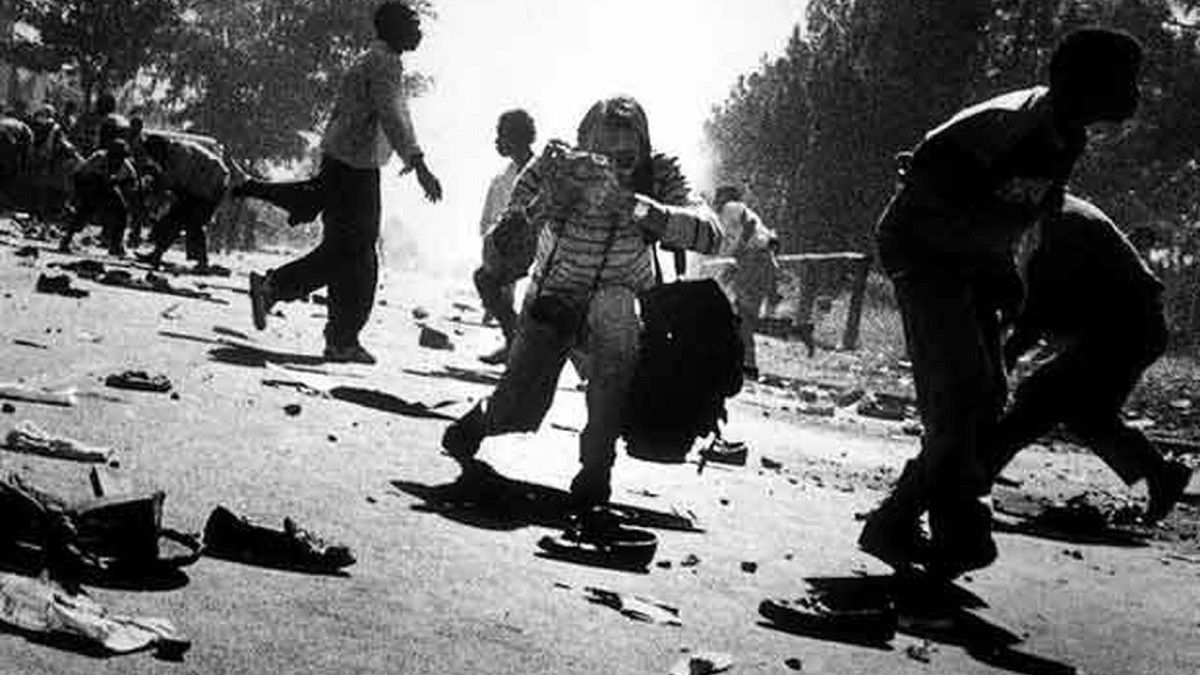 El fotógrafo Kevin Carter, en plena acción. 