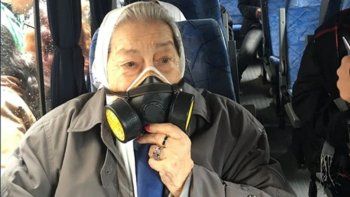 Hebe de Bonafini se anticipó y fue al Congreso con una máscara antigás