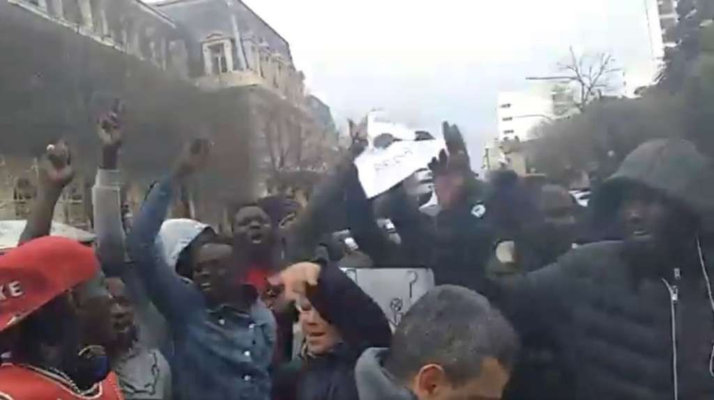 Insólita protesta de senegaleses en La Plata al grito de Perón, Perón, que grande sos