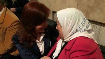 Así entró Cristina a Tribunales: entre aplausos y un abrazo con Hebe de Bonafini