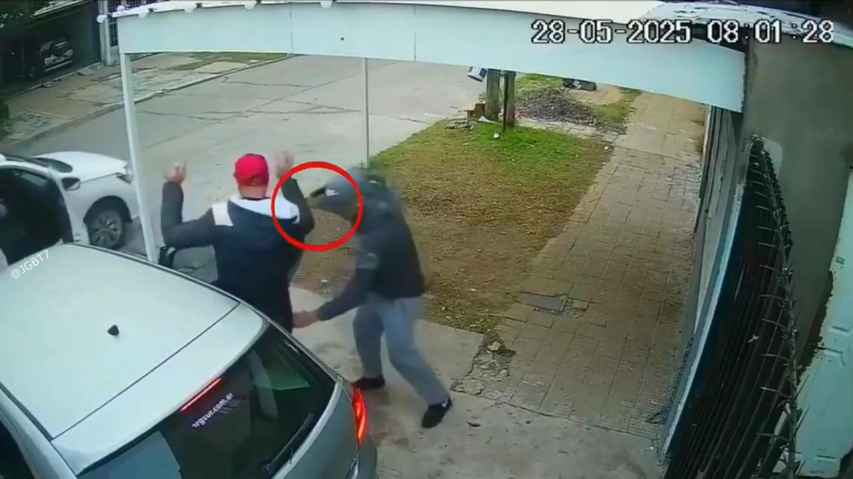 Impactante video: le intentaron robar el auto a una familia pero fallaron y huyeron con 3 empanadas