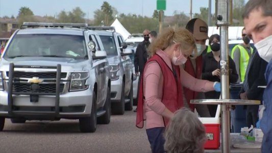 Estados Unidos ya tiene más personas vacunadas que infectadas y Biden se encamina a cumplir con una promesa electoral