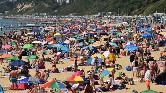 A días de su reapertura, amenazan con cerrar las playas británicas por el desborde de gente