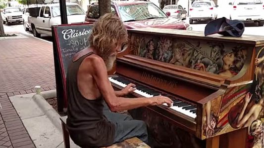 Video Viral: Un indigente tocando el piano logró 4 millones de visitas en la web