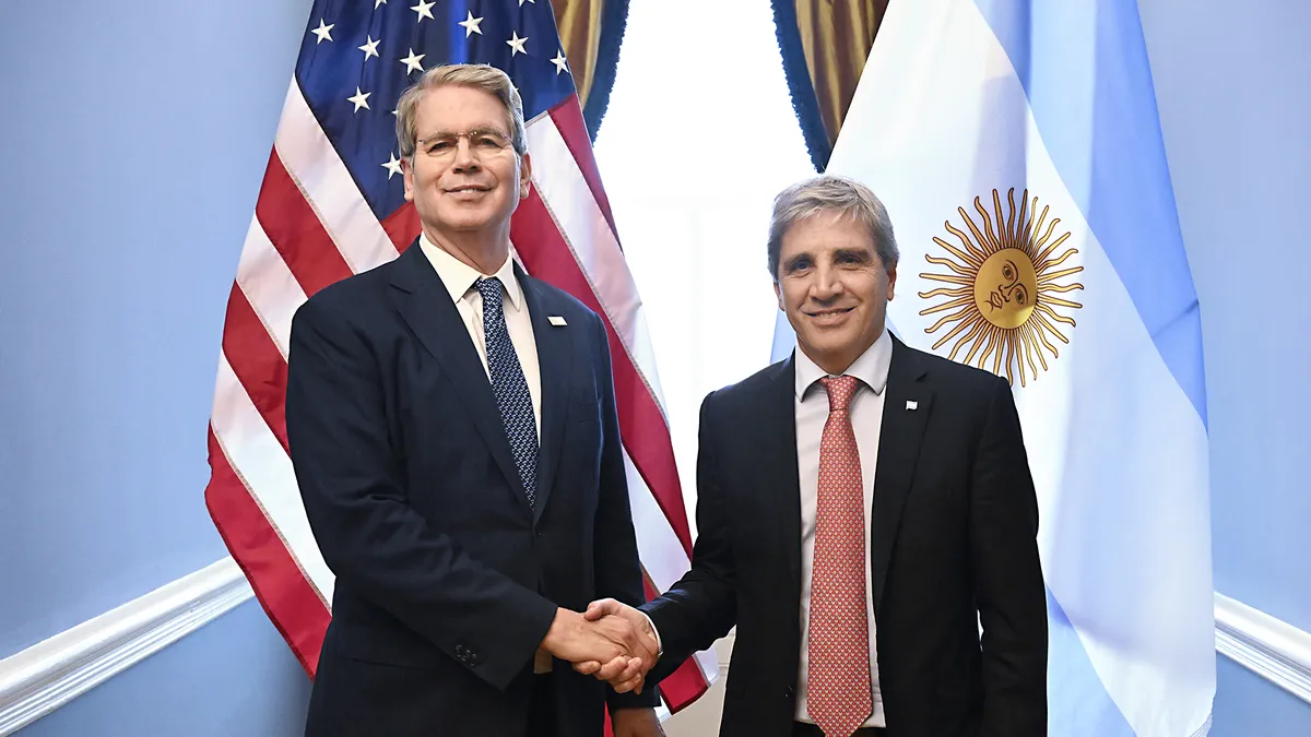 Luis Caputo y el equipo económico regresan este viernes a Buenos Aires traas una semana de tensas negociaciones con el secretario del tesoro de EE. UU. Scott Bessent.&nbsp; Foto: Archivo.