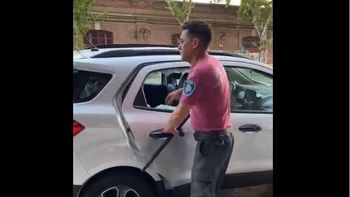 Dejó a su perro encerrado en el auto con 38 grados y un policía rompió el vidrio para rescatarlo