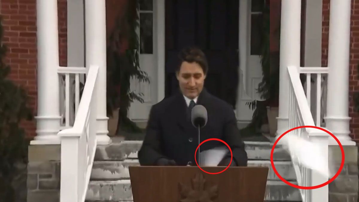 Los papeles del mensaje de renuncia de Justin Trudeau estaban sobre el atril. Por el viento del frío invierno en el hemisferio norte, salieron volando delante del primer ministro. (Foto: A24.com)