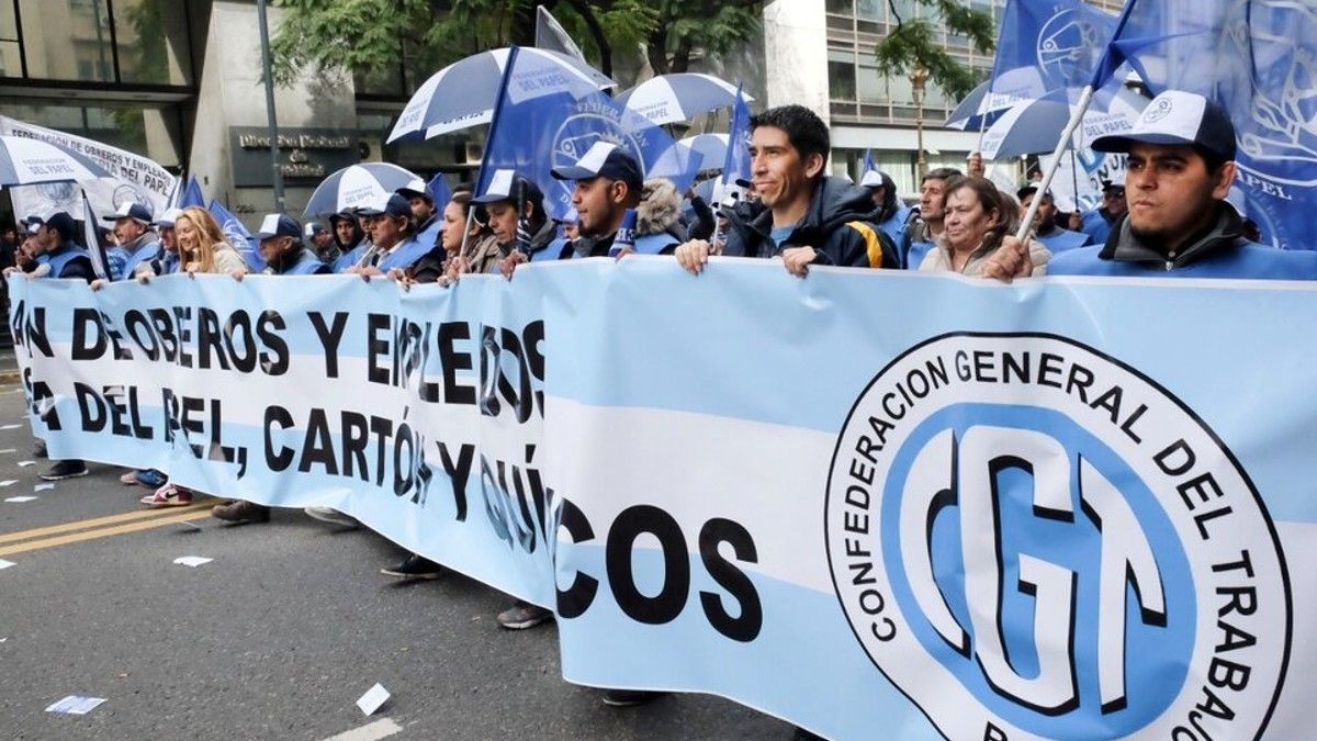 Salarios: La CGT aceptaría una suma fija por decreto