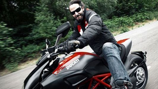 Keanu Reeves te lleva a dar un paseo en moto por 150.000 dólares