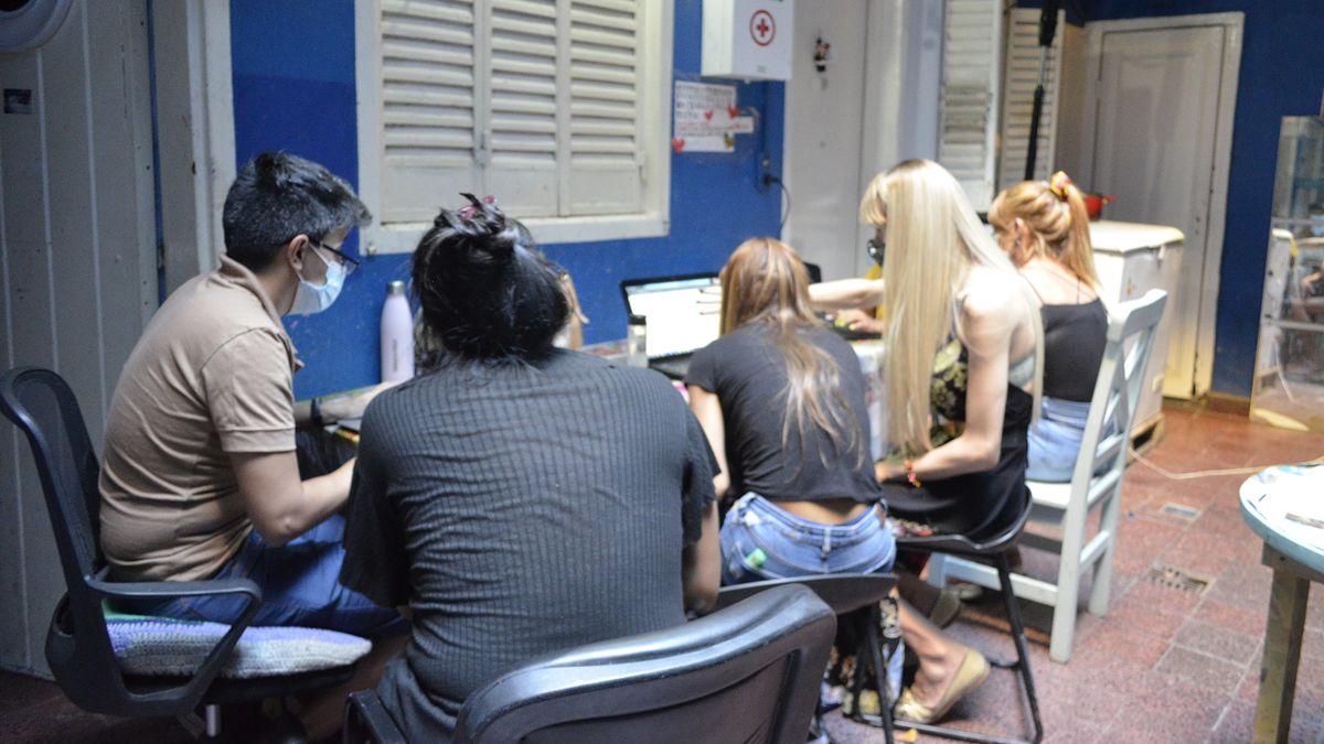 El equipo de voluntarios de Contratá Trans carga currículums en el Hotel Gondolín de Villa Crespo, donde vive una comunidad de travestis. (Foto: Contratá Trans) 