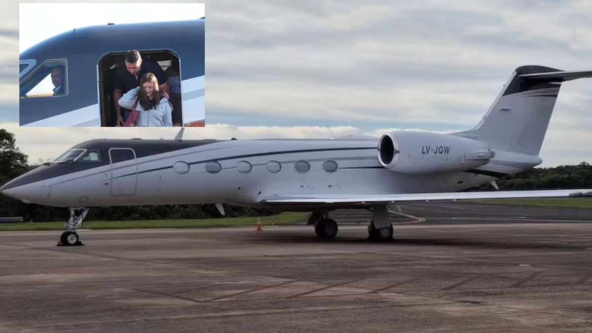Bolsonaro y familia en el avión en iguazú. Luego, desembarcaron en Miami, EE.UU.  La Argentina no tenía ningún pedido en contrario de interpol como para no dejarlo entrar, detenerlo o impedirle seguir su viaje a los Estados Unidos. (Foto: A24.com)