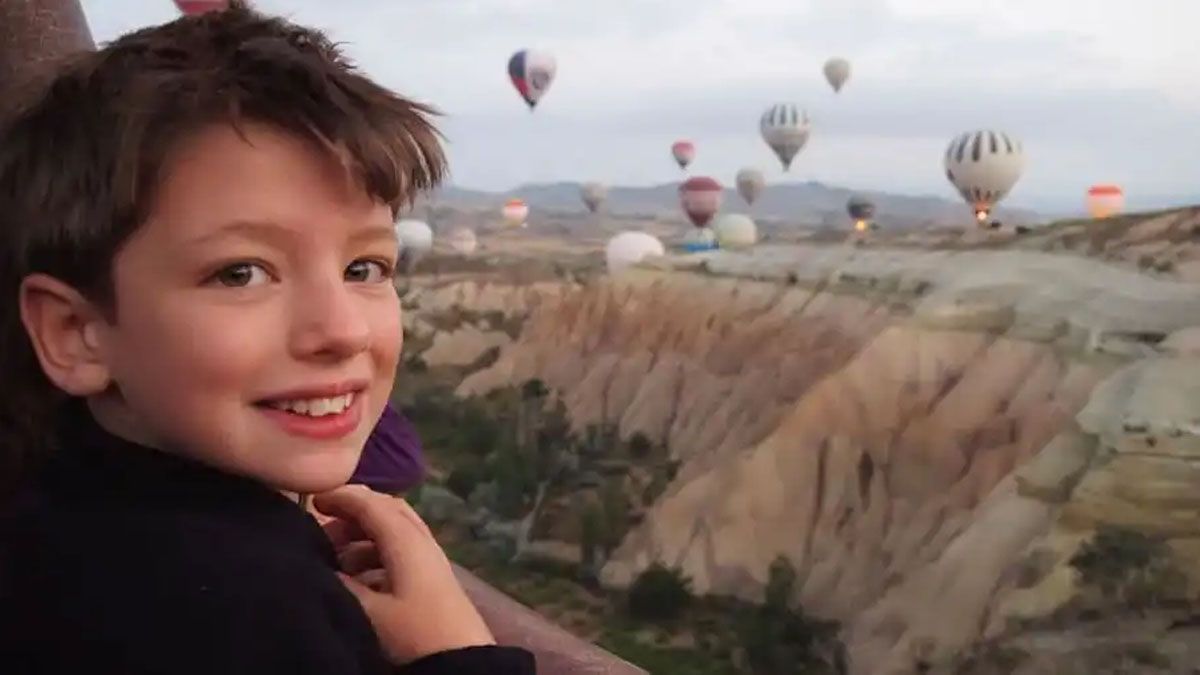 En Capadocia, Turquía, con Leo, el único hijo que no tiene esa enfermedad degenerativa (Cuenta de Instagram de la familia)