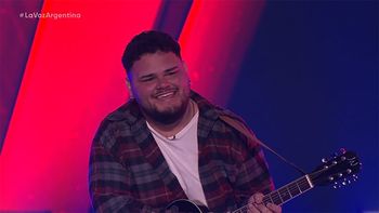 un participante se cayo antes de cantar en la voz argentina  y su frase lo dijo todo: me da bronca, que...