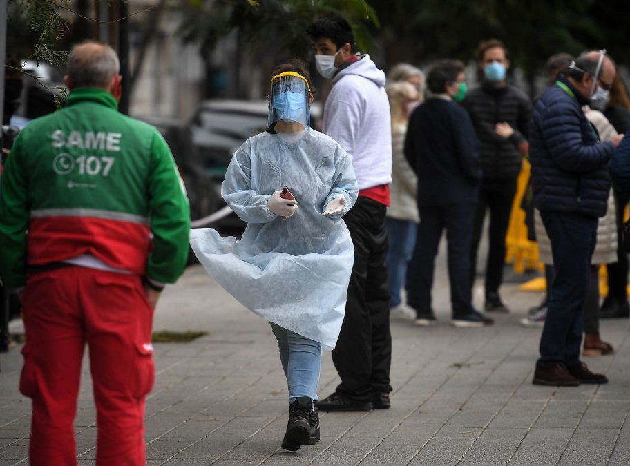 Con un pico de 983 nuevos casos de coronavirus, el total superó los 22.000 y las muertes llegaron a 648
