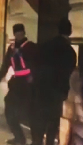 Video: un policía fue captado mientras le daba una feroz golpiza a un joven en plena calle