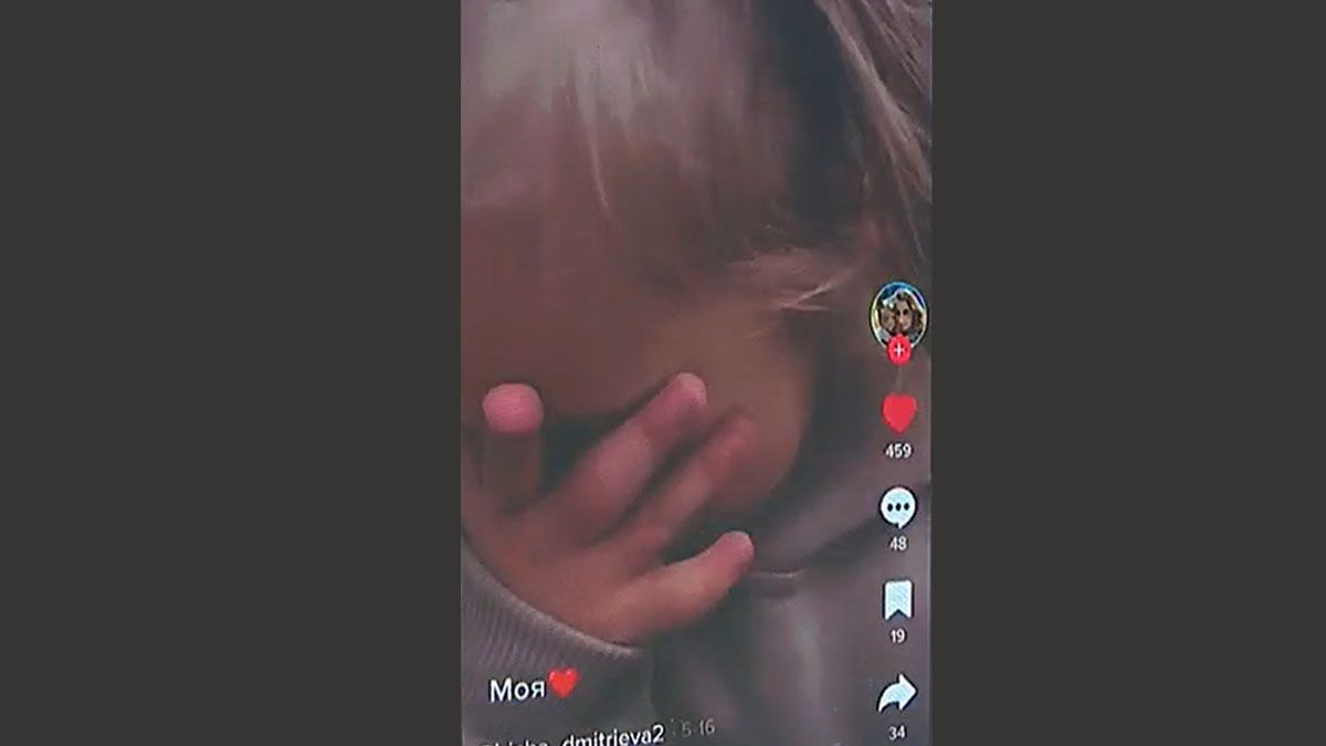 La cámara de Irina capta cuando la niña Irina se tapa la cara, inocente, casi como anticipando la tragedia (Foto: captura de video)