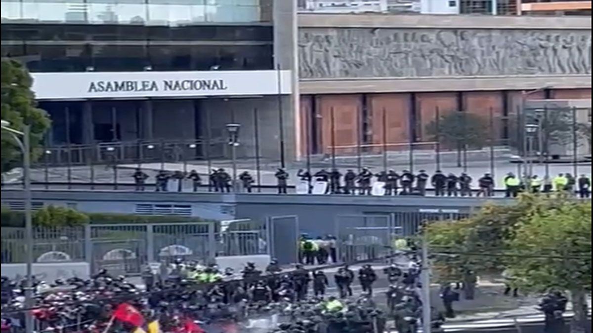 Con gases, la policía evitó que tomaran la Asamblea Nacional (Foto: Gentileza El Comercio)