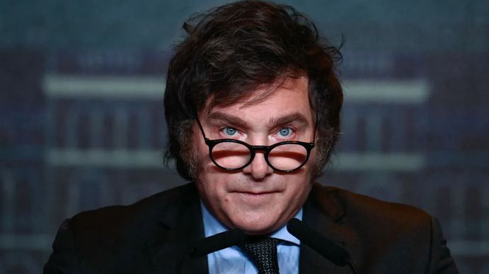 Presentaron el primer amparo ante la Justicia contra el DNU de Javier Milei