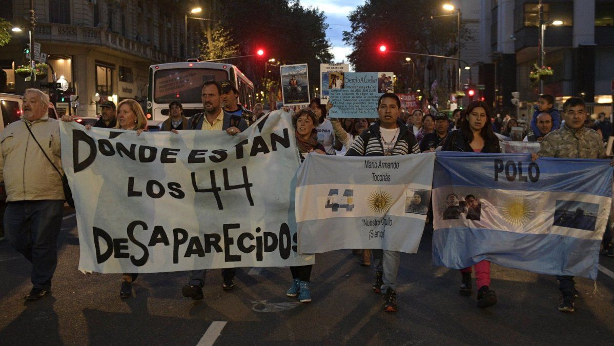 “Nos quedamos en altamar hasta que terminemos”: la historia del padre de un tripulante del ARA San Juan que se embarca para buscar a su hijo
