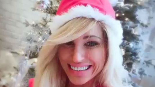 Victoria Xipolitakis armó su arbolito de Navidad con costosos cristales y se animó a cantar en inglés
