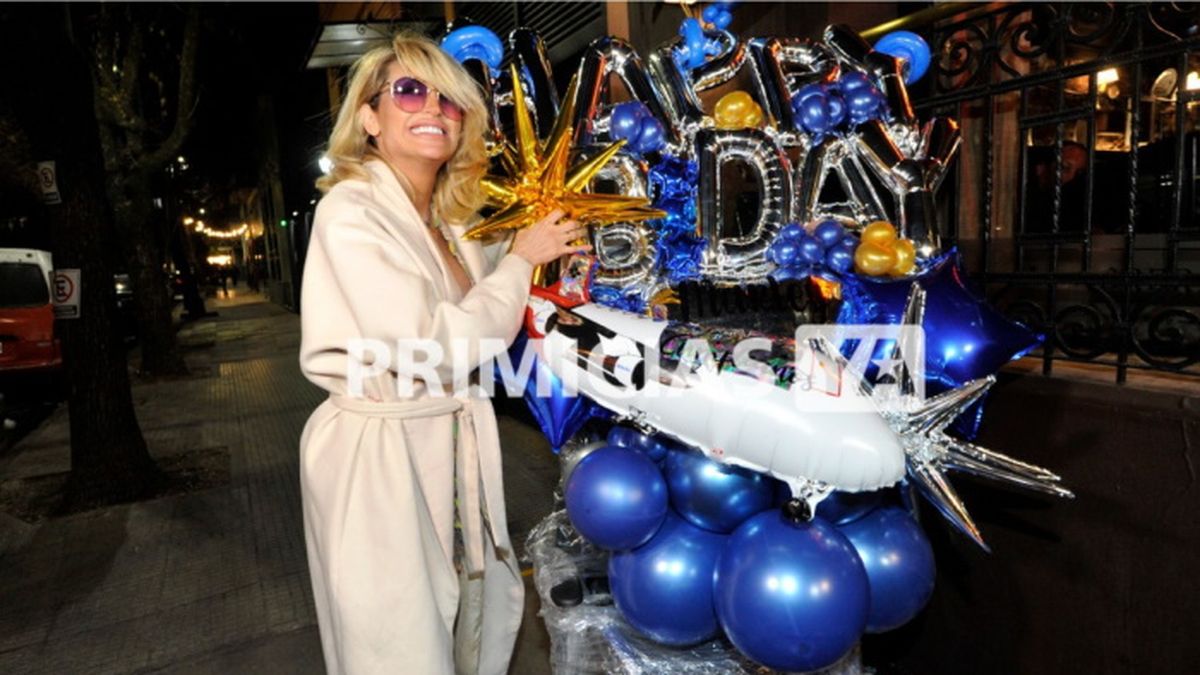 La griega Vicky Xipolitakis lleg&oacute; al cumplea&ntilde;os de Marley con su particular regalo, un sill&oacute;n cubierto de globos.&nbsp;