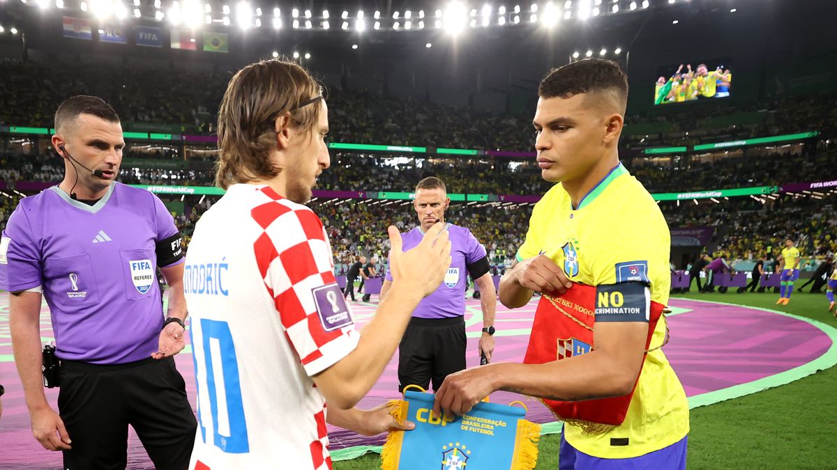Los capitanes Modric y Thiago Silva se saludan antes del comienzo del encuentro (Foto: gentileza FIFA.com).