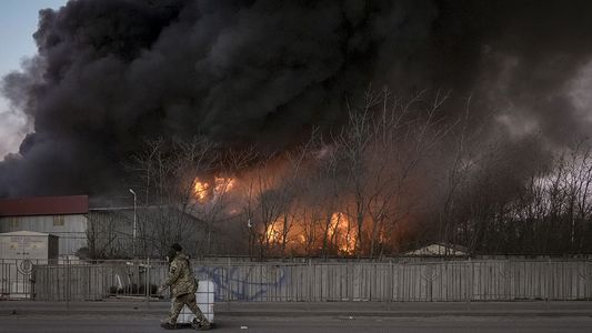 Guerra, día 23: Rusia sigue con los ataques en Ucrania y bombardeó el aeropuerto de Lviv
