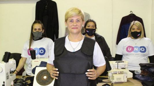 Una candidata a concejal en Rosario pide censurar El Reino y reparte chalecos antibalas