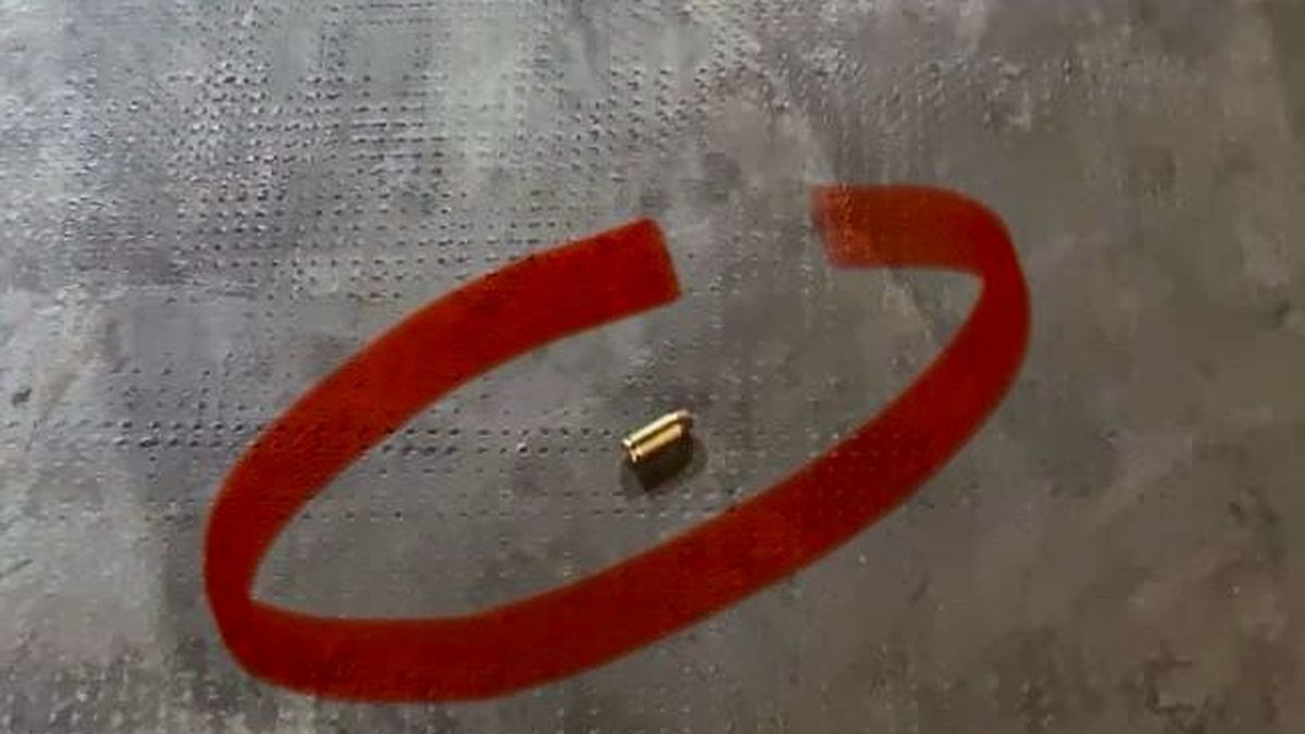 La bala encontrada en el edificio donde vive Mayra Mendoza. (Foto: Hechos de Quilmes) La bala encontrada en el edificio donde vive Mayra Mendoza. (Foto: Hechos de Quilmes)