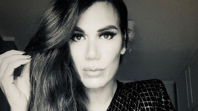 El recuerdo de Flor de la V sobre su casamiento: Una travestí de zona sur se puso un hermoso vestido blanco