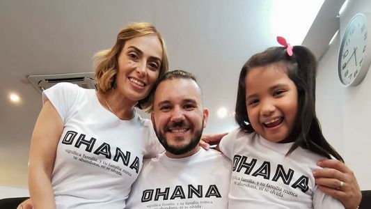 José Ayala y su esposa presentan a su pequeña hija, Sol